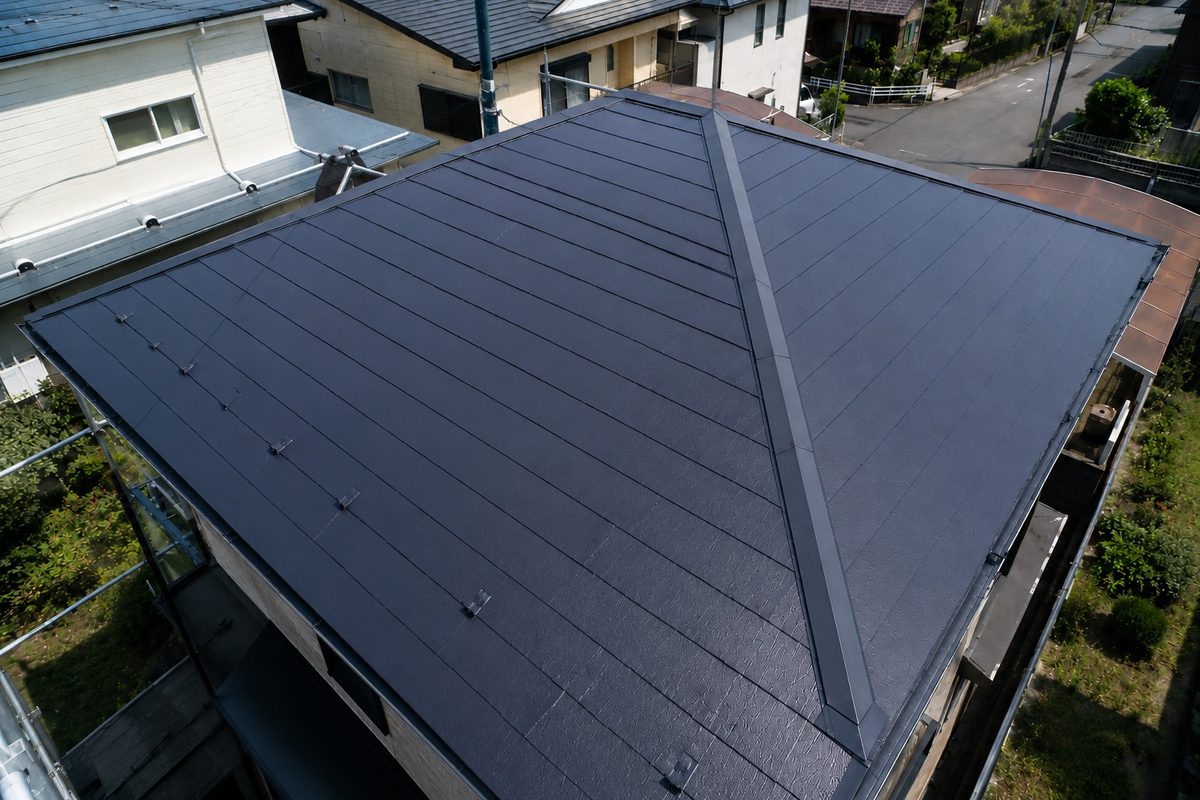 濃いグレーで整えた住宅の屋根面(AI・構成見本)
