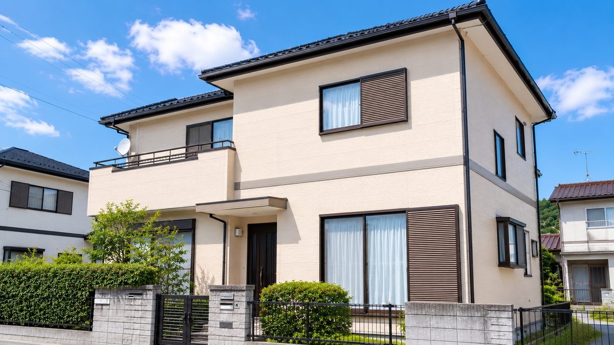 屋根と外壁の色をまとめた日本の二階建て住宅(AI・構成見本)