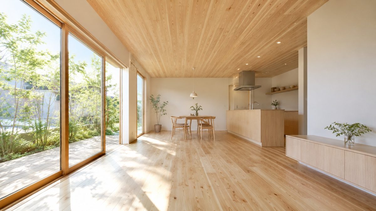 木の天井と床が続く明るい住宅のリビング（AI・構成見本）