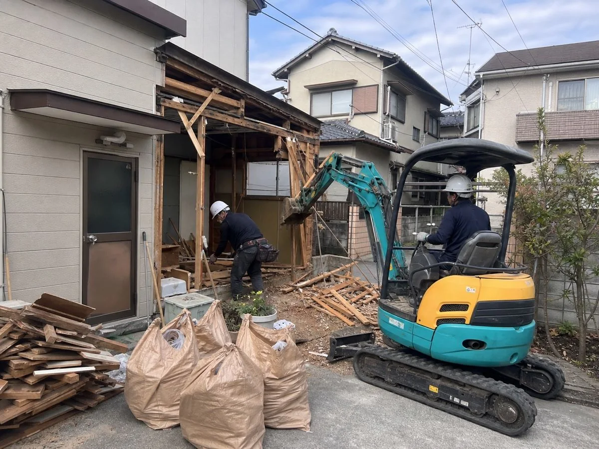 二階建て住宅の解体現場で重機を使う作業者（説明用イメージ）